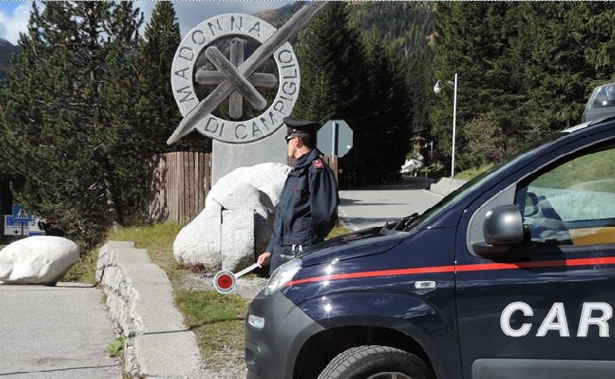 CAMPIGLIO - Ruba una vettura a Madonna di Campiglio, denunciato 20enne