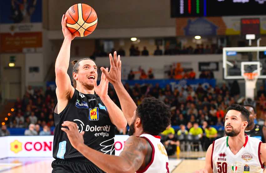 BASKET - Basket, EuroCup: Dolomiti Energia Trentino vince in rimonta