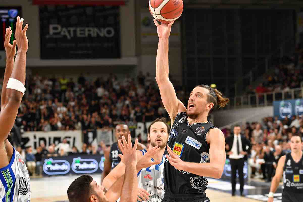 BASKET - Basket, Trentino Energia vince 106-100 contro Varese