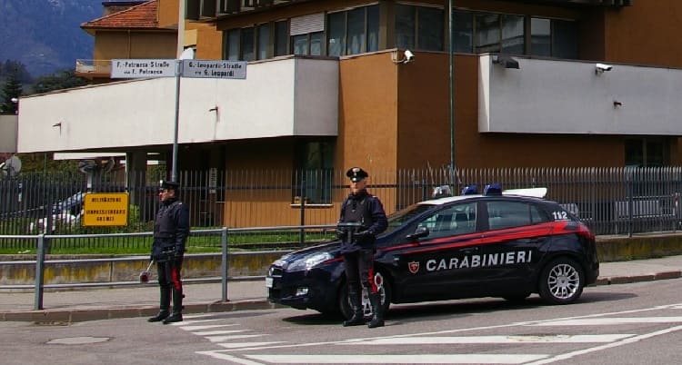 CRONACA - Merano, giovane aggredito e minacciato col coltello: due denunciati