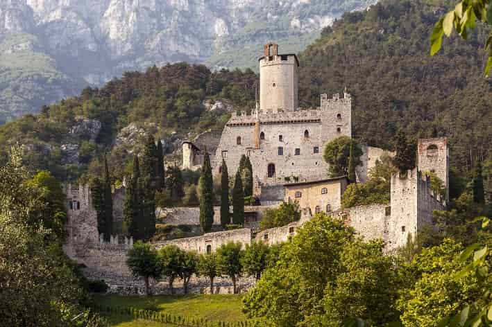 TRENTINO - Record di espositori per il Mercatino ospitato al Castello di Avio