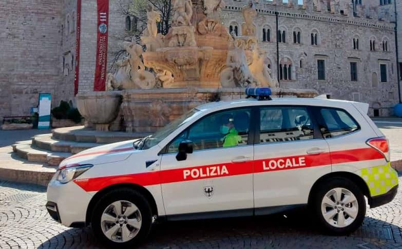 CRONACA - Donna picchiata in strada a Trento: soccorsa da due turisti