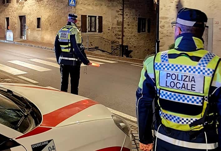 CRONACA - Giudicarie, ballano sul tetto di un'auto: identificati 2 giovani