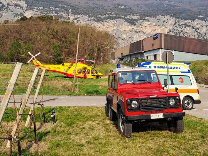 TRENTINO - Schianto tra auto e furgone a Carano, feriti due giovani