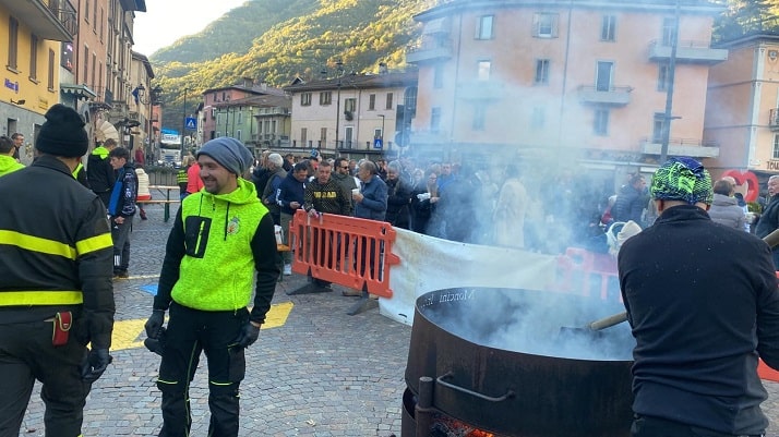 VALLE CAMONICA - Tradizionale castagnata in piazza Martiri a Edolo