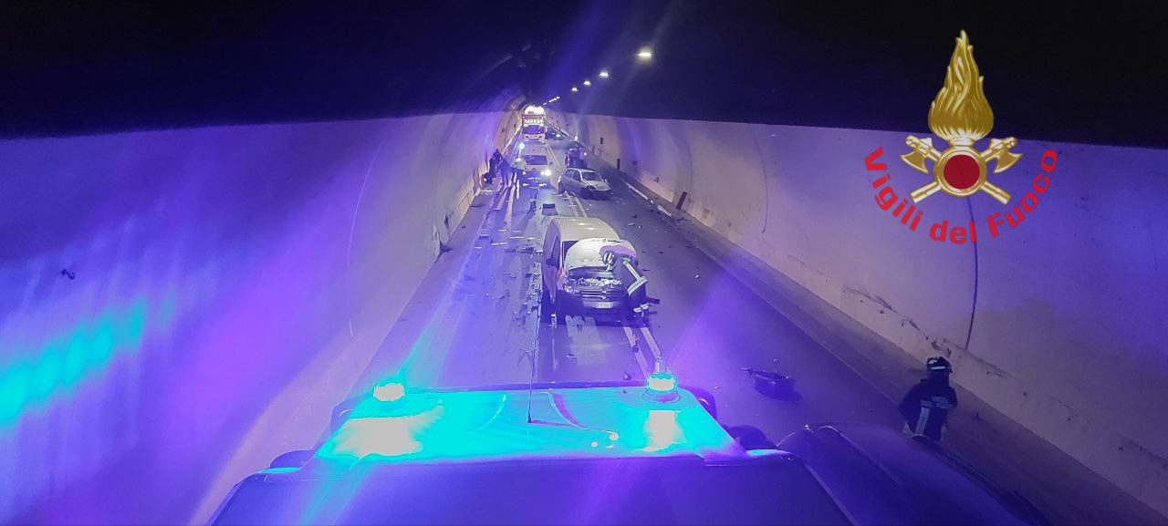 SEBINO - Incidente in galleria a Pisogne sulla Sp510, traffico in tilt