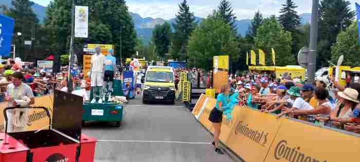 SPORT - Ciclismo, l'abbraccio di Embrun al Tour de France
