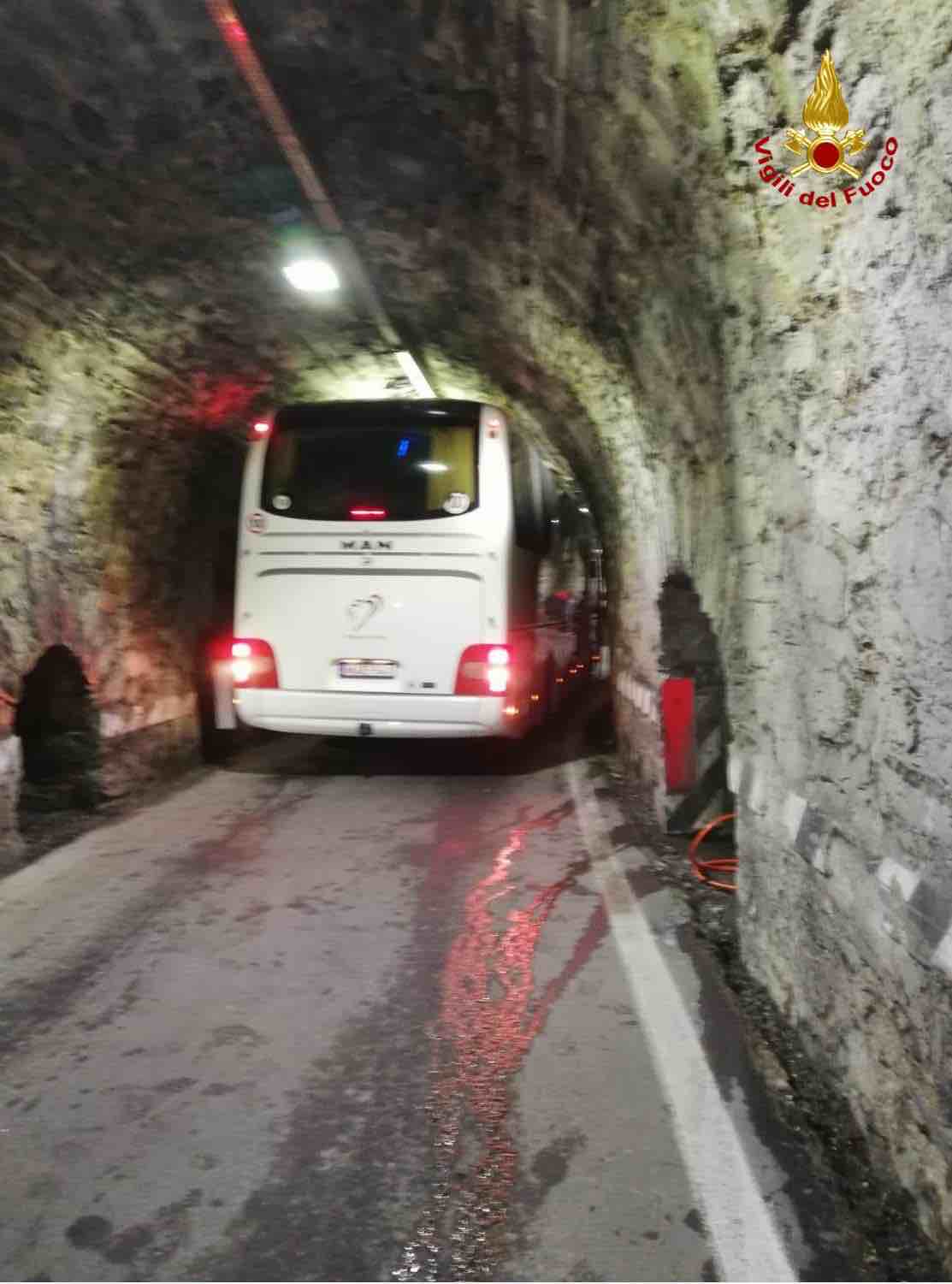 CRONACA - Autobus incastrato nella galleria sulla strada dello Stelvio