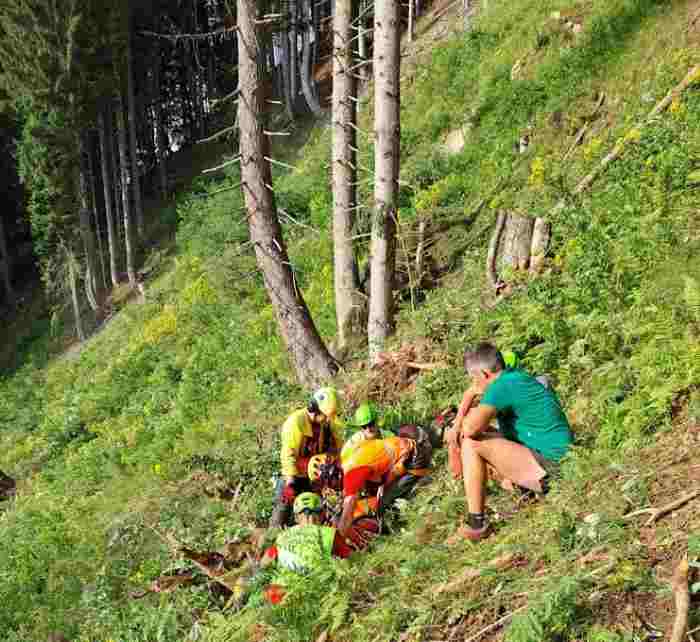 VALTELLINA - Madesimo, cercatore di funghi precipita per 20 metri e muore