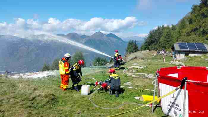 VALLE CAMONICA - Intervento delle squadre antincendio sui monti di Sonico