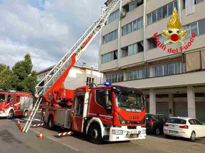 CRONACA - Incendio in palazzina a Brescia: 17 persone in ospedale