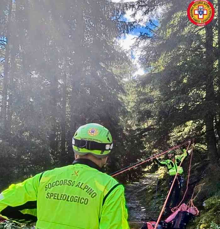 VALLE CAMONICA - Cade in un dirupo a Corteno Golgi, recuperata 55enne