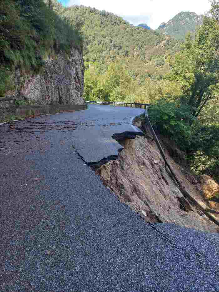 GARDA - Gargnano, Sp9 franata: parziale riapertura della strada