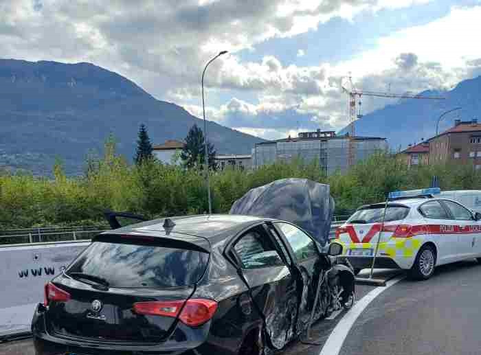 TRENTINO - Inseguimento a Trento, 30enne si schianta e distrugge l'auto