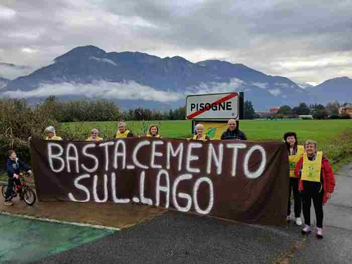 VALLE CAMONICA - Pisogne, stop alla cementificazione: flash mob di Legambiente