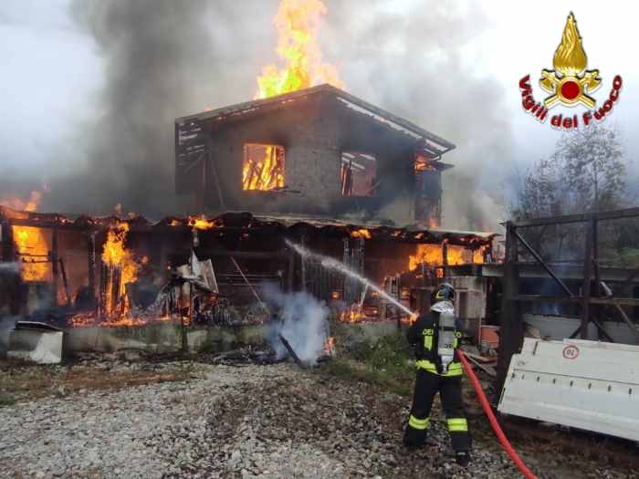 VALTELLINA - Incendio devasta azienda agricola in Valtellina, un ferito