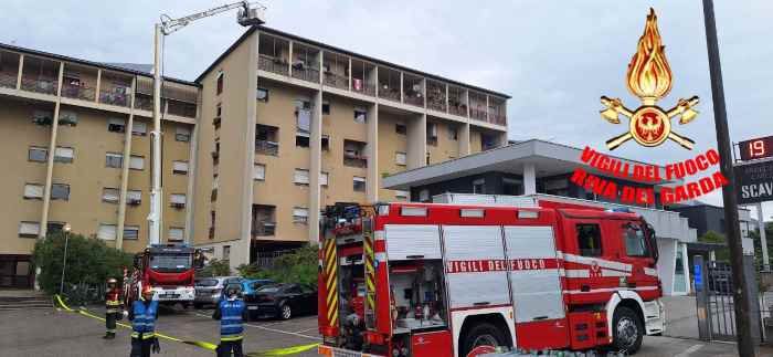 TRENTINO - Fumogeno nel vano dell'ascensore, allarme a Riva del Garda