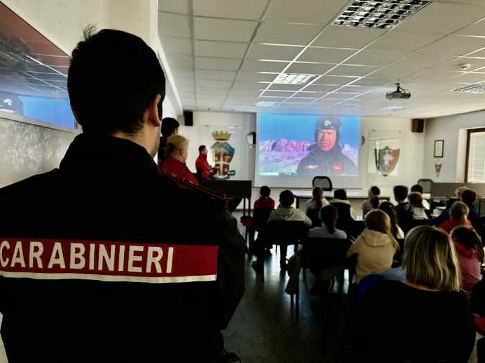 ALTO ADIGE - Val Gardena: lezione di legalità dei carabinieri agli alunni