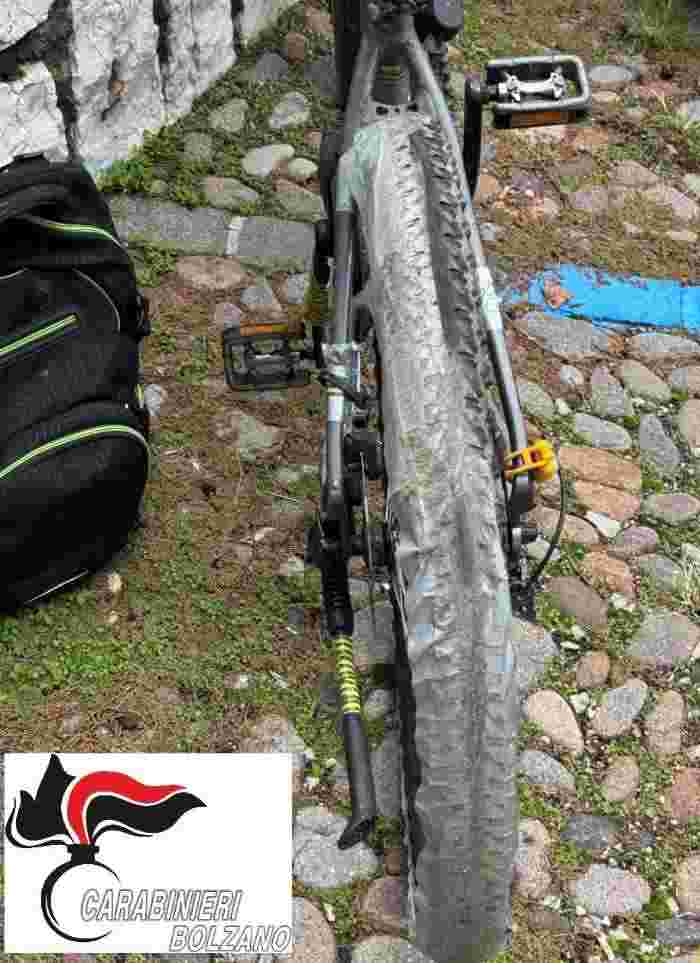 CRONACA - Egna, scotch sulle gomme delle bici per effetto derapata