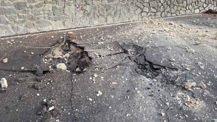 TRENTINO - Vallarsa, crollo di roccia: chiusa la statale 46