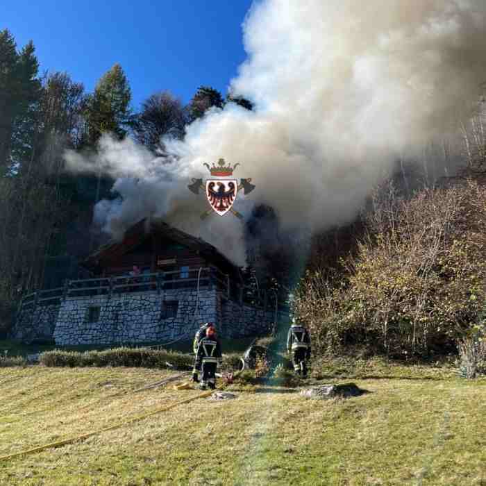 TRENTINO - Incendio in una baita in località Casinole di Tione