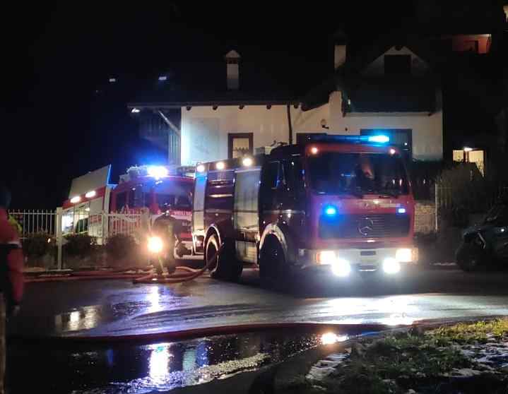 VALLE CAMONICA - Incendio distrugge il tetto di una mansarda a Vione