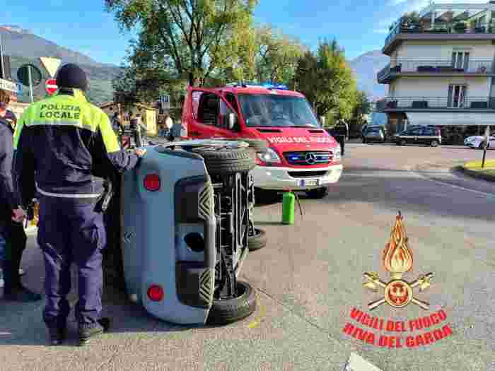 TRENTINO - Schianto tra tre auto a Riva del Garda, ferito 15enne