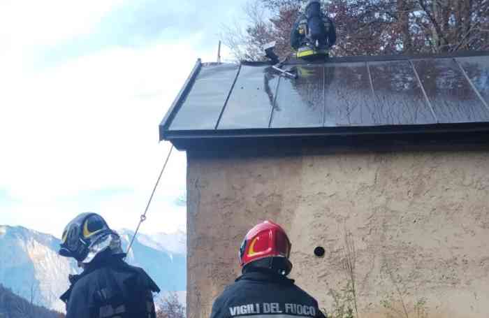 TRENTINO - Drena, incendio tetto in una baita di montagna