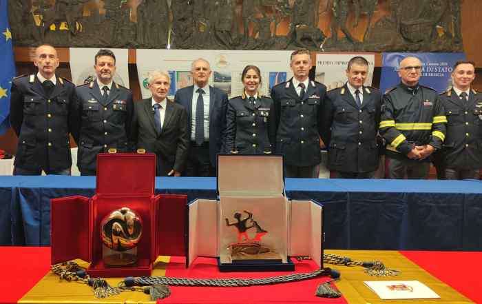 VALLE CAMONICA - Il premio Impronta Camuna consegnato alla Polizia di Stato