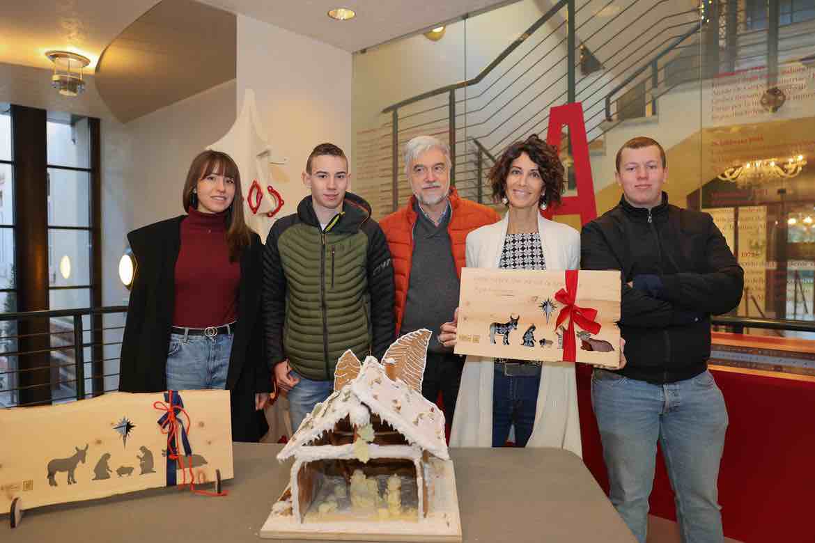 VAL DI FIEMME - Dal legno sofferente per il bostrico gli auguri dai ragazzi del CFP di Tesero