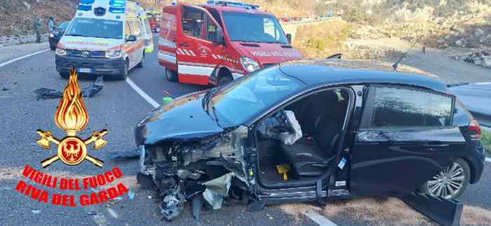 RIVA DEL GARDA - Nago Torbole; incidente sulla statale 240, grave 53enne