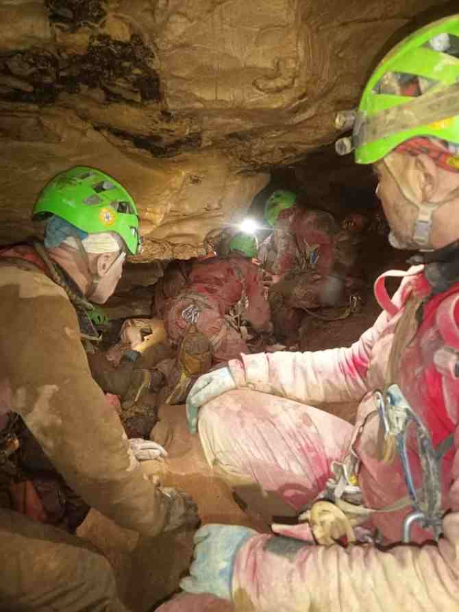 SEBINO - Il recupero della speleologa intrappolata nella grotta Bueno Fonteno