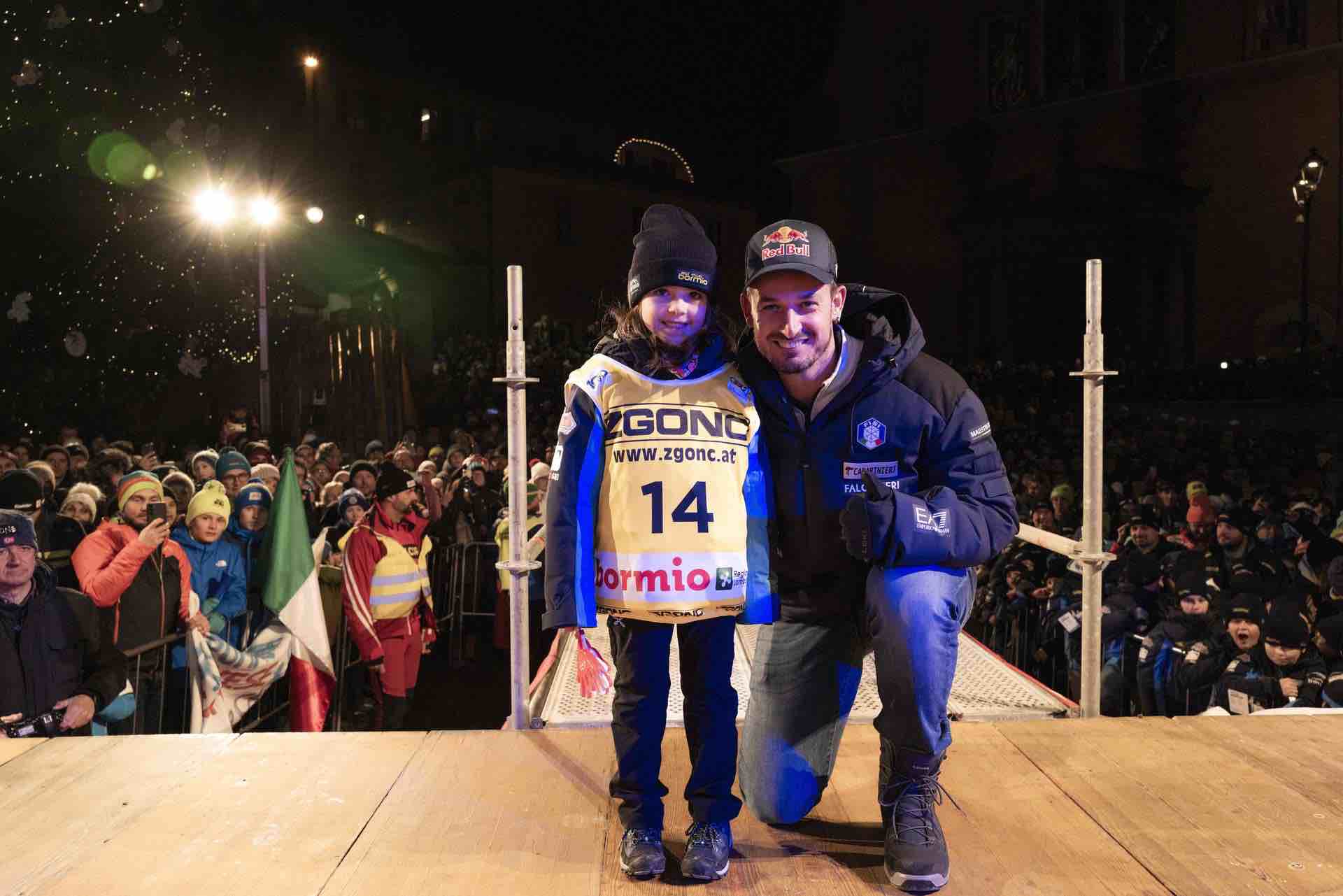 VALTELLINA - Coppa del Mondo Sci alpino, bagno di folla per sorteggio dei pettorali a Bormio