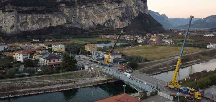 ATTUALITÀ - Torbole, riaperta la statale dopo la posa della passerella ciclabile