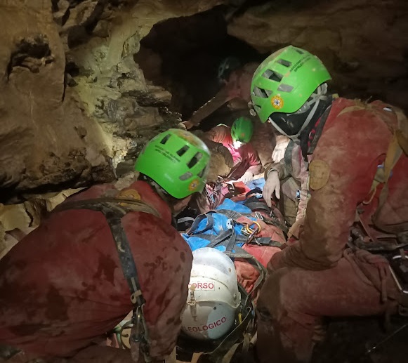 SEBINO - Estratta dalla grotta Bueno Fonteno la speleologa Ottavia Piana