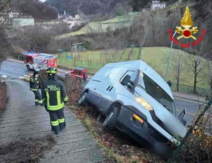 CRONACA - Furgone bloccato in una scarpata nel Bresciano