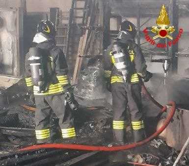 CRONACA - Incendio in un deposito di attrezzature edili a Rovato