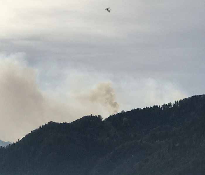 VALLE CAMONICA - Rogo nei boschi di Losine, al lavoro due squadre antincendio