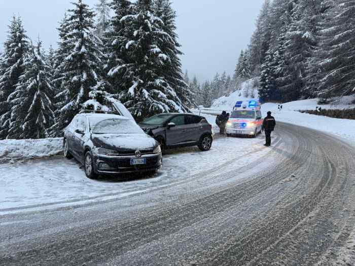 VALLE CAMONICA - Ponte di Legno: incidente sulla statale 42 del Tonale