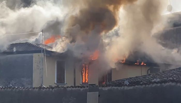 SEBINO -  Incendio distrugge il tetto di una palazzina nel centro di Iseo