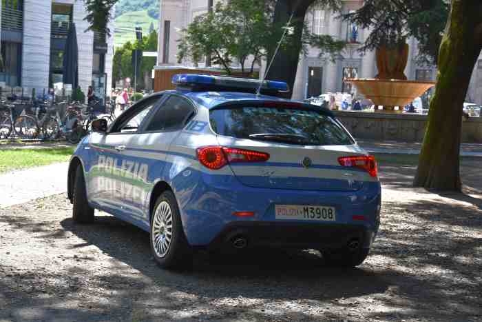 CRONACA - Bolzano, si denuda e aggredisce i passanti