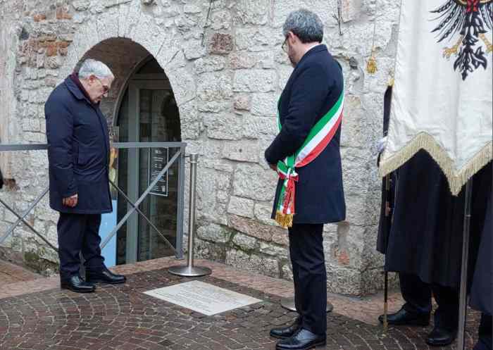 ATTUALITÀ - Scoperta in piazza Duomo a Trento una targa