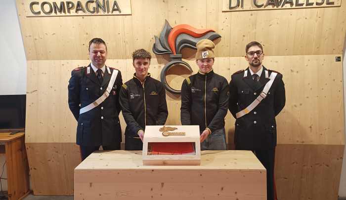 TRENTINO - Cavalese: donata una teca portabandiera ai carabinieri