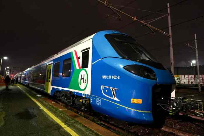 VALLE CAMONICA - A Rovato è arrivato il primo treno a idrogeno italiano