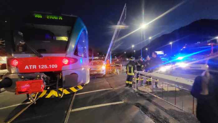 VALLE CAMONICA - Auto travolta da un treno al passaggio a livello di Gianico