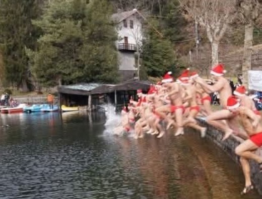 VALLE CAMONICA - Tuffo della Befana nel lago Moro: in 40 sfidano il freddo