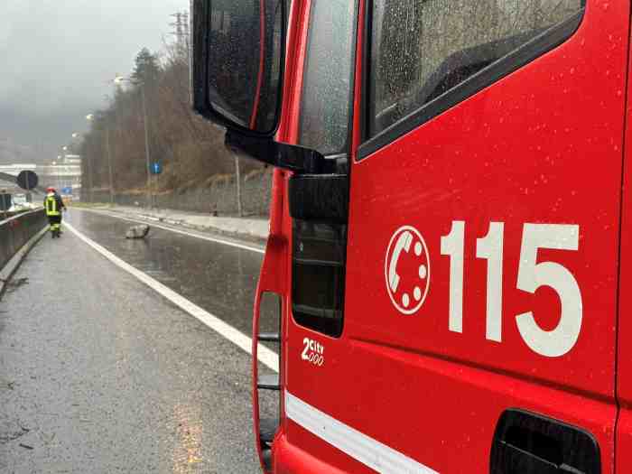 VALLE CAMONICA - Sassi sulla strada a Berzo Demo, intervento dei vigili del fuoco