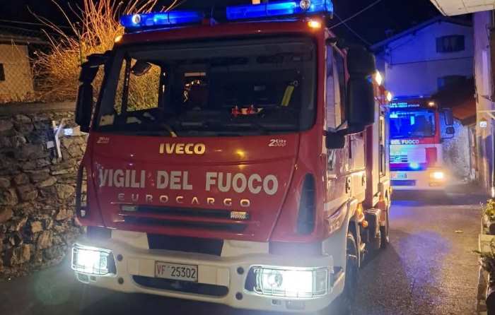 VALLE CAMONICA - Mobilitazione per l'incendio del tetto di una casa a Ossimo