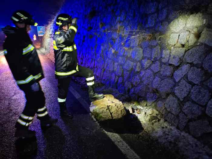 VALLE CAMONICA - Vezza d'Oglio: masso finisce sulla statale 42 del Tonale