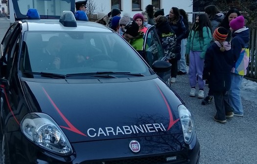 ATTUALITÀ - I carabinieri in visita alle Scuole Elementari di Colle Isarco